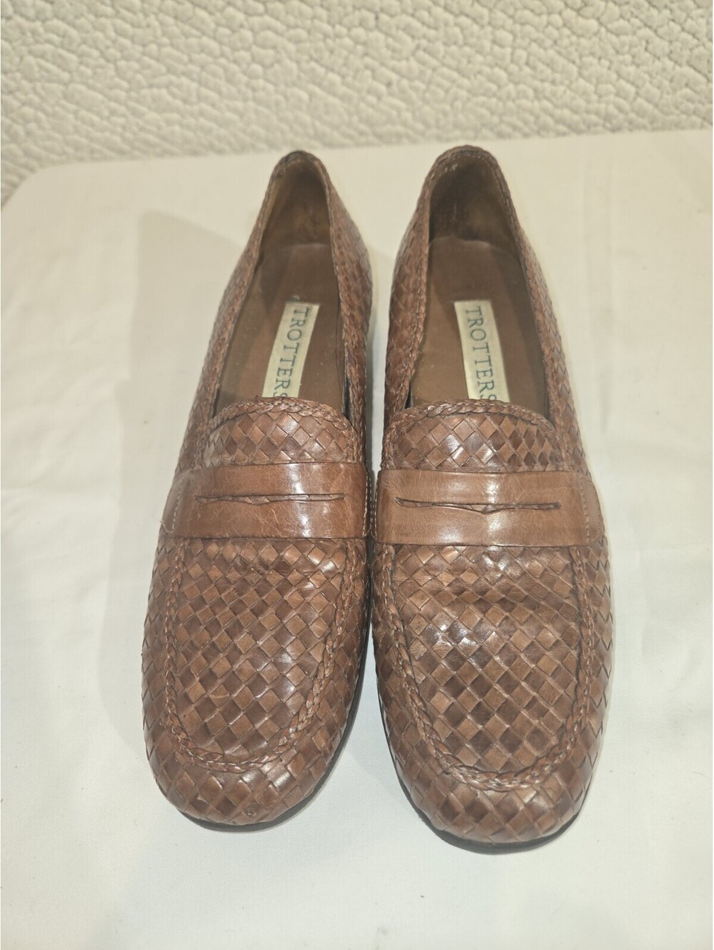 Trotters Basket Weave Penny Loafers Made Of Brown Leather And Features A...